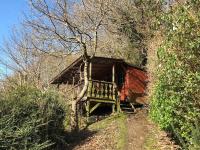 Surfers and walkers cosy camping cabin - B&B