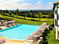 Appartement charmant avec piscine et parking à Arcangues - FR-1-3-475 - B&B