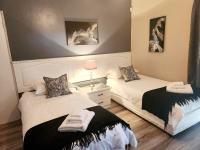 Tweepersoonskamer met 2 Aparte Bedden en Eigen Badkamer