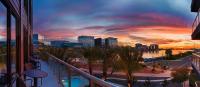 B&B Tempe - Modern Town Lake Penthouse by CozySuites - Bed and Breakfast Tempe