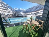 Apartment with Mountain View