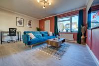 B&B Cirencester - Stratton Heights by Apricity Property - 3 bedroom house, great for work or leisure, pet friendly - Bed and Breakfast Cirencester