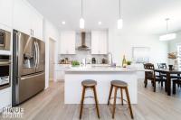 B&B Edmonton - Brand NEW, Bright Modern Home, 3 King Beds 1 Queen, Netflix, Wi-Fi, Sleeps 10! - Bed and Breakfast Edmonton