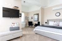 Coco - Deluxe King Room with Bath, ground floor