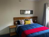 Zimmer mit Queensize-Bett und Gemeinschaftsbad