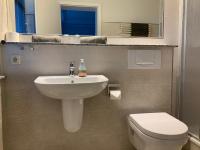 Dreibettzimmer mit Dusche
