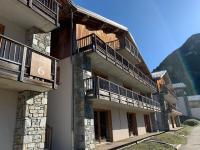 Studio Orelle 3 Vallées - Spa & Piscine - Apt 006 - B&B
