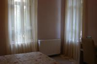 Zimmer mit Kingsize-Bett und Gartenblick.