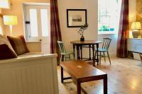 Beachfront apartment with wood burner & courtyard - B&B