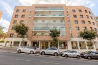 Modern 2 bedroom apt 20 min from city center - B&B