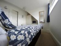 Single Ensuite Room 9