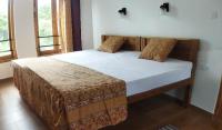 Habitación con cama extragrande y vistas al jardín 