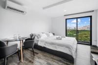 Studio Lit King-Size