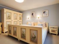 Doppel- oder Zweibettzimmer mit Badewanne