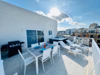 B&B San Pawl il-Baħar - Poseidon Court Penthouse SUPERIOR - Bed and Breakfast San Pawl il-Baħar