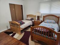 Spacious 4-bedroom home in quiet neighborhood - Chambres d’hôtes