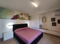 Zimmer mit Kingsize-Bett und Gartenblick.