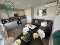 B&B Finchley - Aisiki Apartments at Stanhope Road, North Finchley, Multiple 2 or 3 Bedroom Pet Friendly Duplex Flats, King or Twin Beds with Aircon & FREE WIFI - Bed and Breakfast Finchley