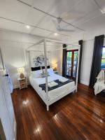 Stunning 4 Bedroom Beach House - Dicky Beach Original - B&B Caloundra