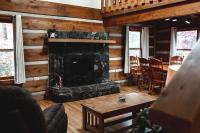 B&B Purlear - Blueberry Hideaway at 36 North Cabin - Hot Tub - Bed and Breakfast Purlear