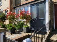 Stylish Town Centre House with Garden and Parking Opposite - Ferienwohnung