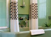 Alojamiento Superior con cama con dosel y baño con decoración Art Déco 