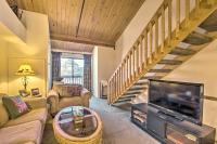 Snug Wintergreen Resort Studio: Ski In & Out! - B&B Lyndhurst