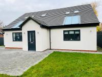 4-Bedroom Cottage in Healing, Grimsby - Ferienwohnung Grimsby