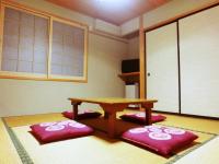 Im japanischen Stil eingerichtetes Zweibettzimmer mit Gemeinschaftsbad