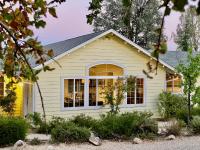 Glamour Mountain Getaway by Casa Oso with views and spa - B&B