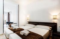 Dreibettzimmer mit Stadtblick