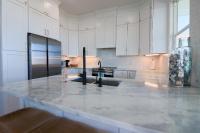 Hot Tub Gulf Views Fireplace BRAND NEW Beach Home in Treasure Island - Chambres d'hôtes Freeport