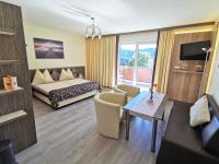 Comfort One-Bedroom Apartment with Balcony and Lake View