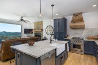 New Luxury 4 bedroom Mountain View Home w/hot tub! - B&B Old Fort