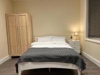 BEAUTIFUL ROOMS ONLY FEW STEPS AWAY FROM BRUCE GROVE TOTTENHAM STADIUM - B&B