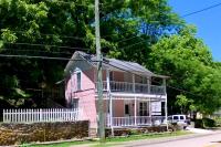 B&B Eureka Springs - The Pink House on Main - Lower - Bed and Breakfast Eureka Springs