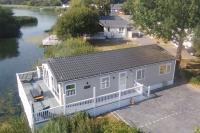 Chichester Lakeside Holiday Park Lakefront Lodge - Bed and Breakfast Merston