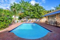 4 bd Near beach spacious solar heated pool waterfront home - Chambres d’hôtes
