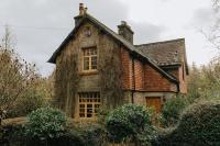 STATION COTTAGE - Unique Accommodation with River Flowing through Garden - B&B Bolton Abbey