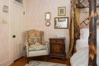 Deluxe Queen Room: Lace Room
