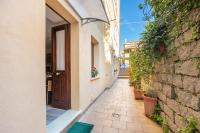 Spacious 3-Bedroom Apartment with Courtyard in Tempio Pausania - Perfect for Families - Ferienwohnung Tempio Pausania