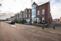 Spacious 5 Double Bedroom 6 Beds Townhouse 2 Bathrooms, Ideal for long term contractor, etc stays, 15 mins drive to Nissan, 10 mins walk to metro station - see our site for assurance - B&B
