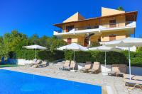 Cochelli Lower Pool Walk to beach WiFi AC - B&B