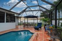 B&B Coral Springs - Three Bedroom Pool Home with Modern Interior Design - Bed and Breakfast Coral Springs