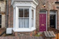 Milton Stays - Cosy 2 Bed House, 2 Floors, 15 min Walk to City Center, for up to 6 - Period Features, Cottage Style, Fireplace, Superfast Wi-Fi, Private Garden, Free On Street Parking - B&B York
