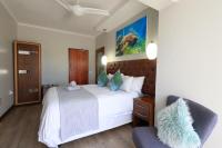 Zimmer mit Queensize-Bett und Zugang zum Gemeinschaftspatio
