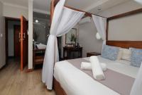 Zimmer mit Queensize-Bett und Zugang zum Pool