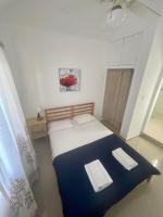 Zimmer mit Queensize-Bett und Poolblick
