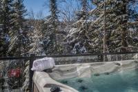 Luxurious Villa Tremblant 4 Bdrs W Hot Tub B85 - Chambres d’hôtes Mont-Tremblant