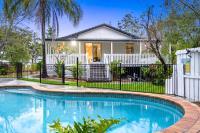 B&B Gold Coast - 4 Bedroom Family Home with Pool - Uplands Drive - Q Stay - Bed and Breakfast Gold Coast